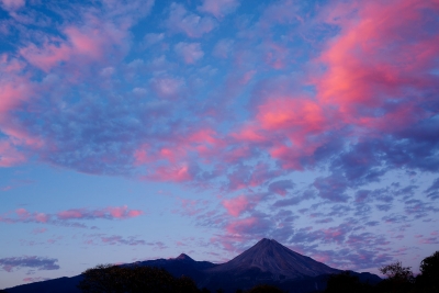 Volcanes bajo un cielo rosado